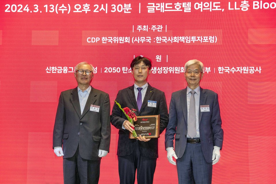 추영기 현대건설 안전사업지원실장(가운데)이 CDP 한국위원회 관계자들과 기념 촬영하고 있다. 사진=현대건설