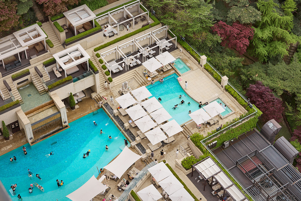 서울신라호텔 야외 수영장 ‘어번 아일랜드’가 22일 오픈했다.