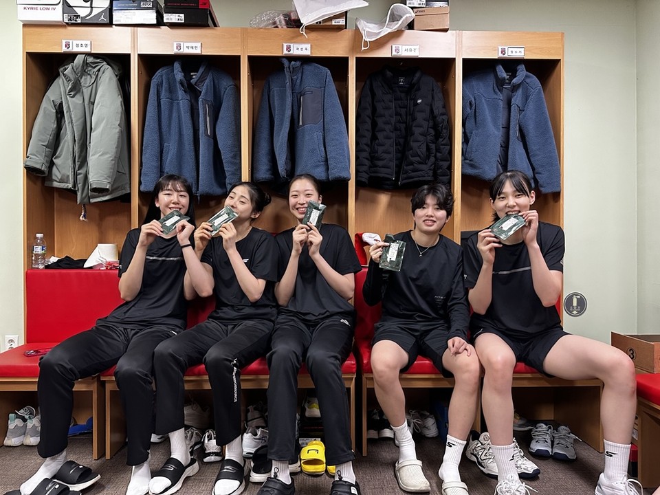 (왼쪽부터) 정호영, 박혜민, 박은진, 서유경, 이선우 선수들이 경기 전 정관장 제품을 섭취하며 기념촬영을 하고 있다. 사진=KGC인삼공사