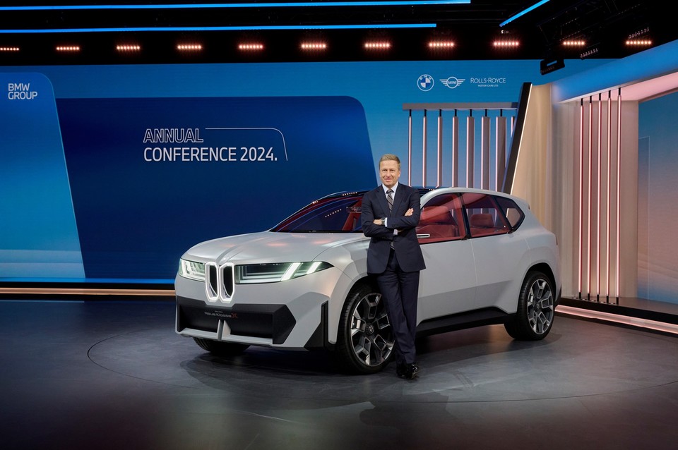 올리버 집세 BMW 그룹 회장이 BMW 비전 노이어 클라쎄 X와 기념사진을 촬영하고 있다. 사진=BMW 그룹