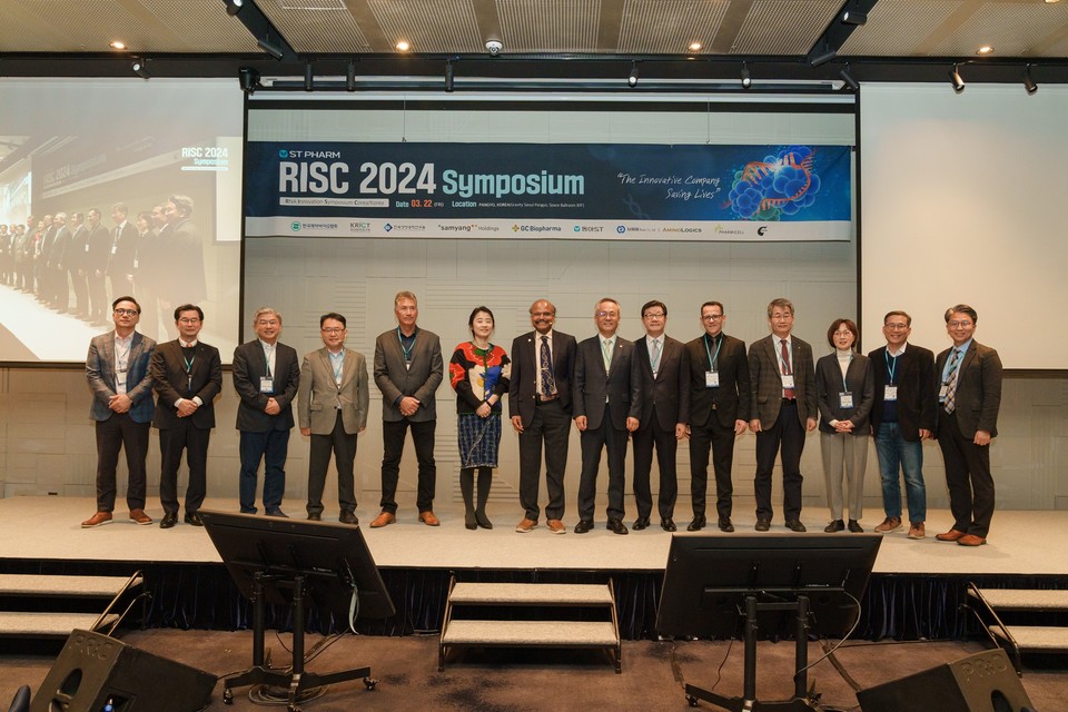 김경진 에스티팜 대표(오른쪽에서 일곱 번째)와 주요 연사들이 지난 22일 그래비티 서울 판교에서 열린 'RISC 2024'에서 기념촬영을 하고 있다. 사진=에스티팜