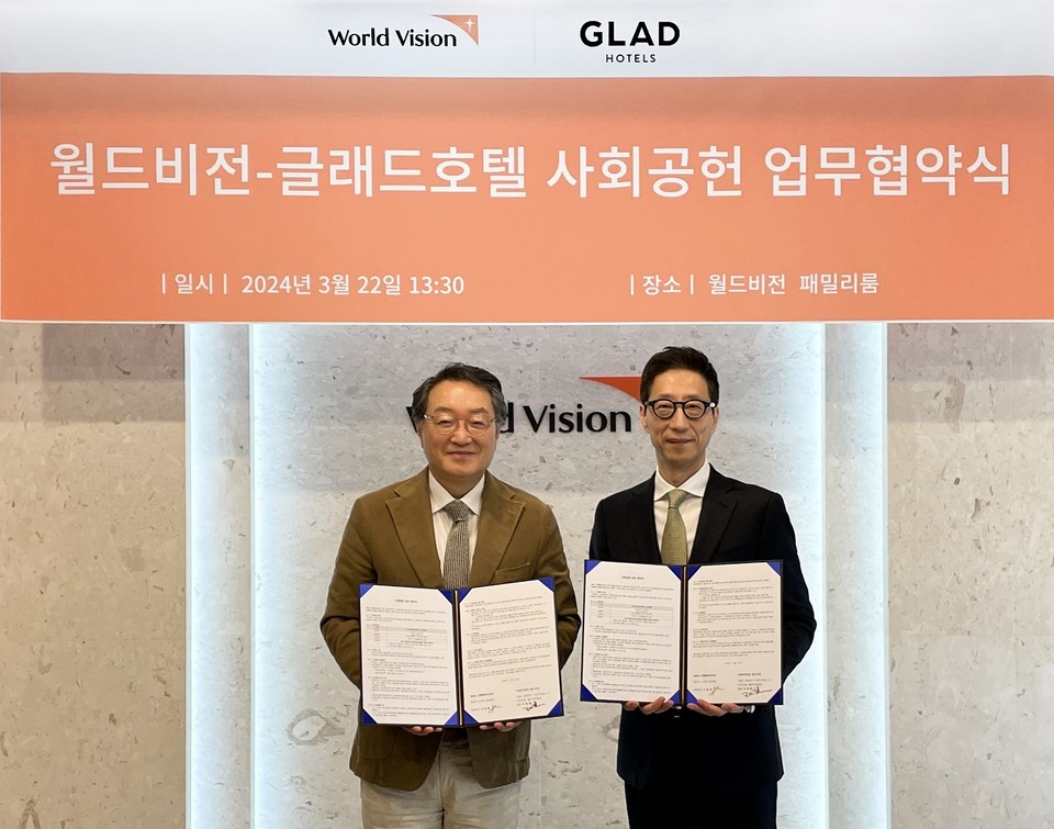 서동윤 글래드 호텔앤리조트 대표(오른쪽)와 조명환 월드비전 회장이 지난 22일  ‘GLAD GREEN WALL’ 프로젝트를 위한 업무협약을 맺은 후 기념촬영을 하고 있다. 사진=글래드 호텔앤리조트 