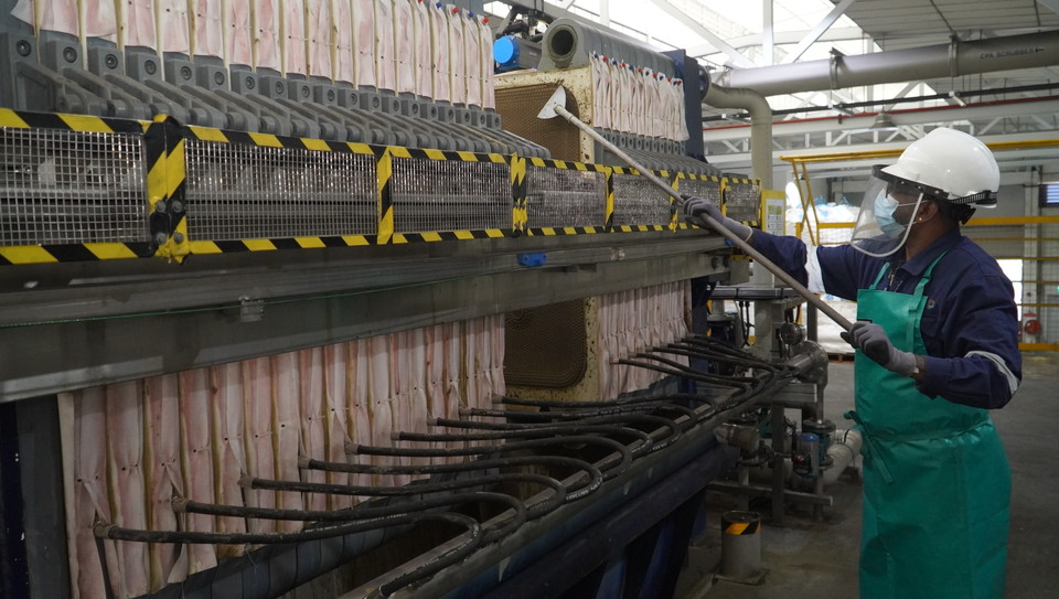 SK에코플랜트 자회사 SK 테스 공장에서 작업자들이 폐배터리로부터 흑연을 긁어내고 있는 모습