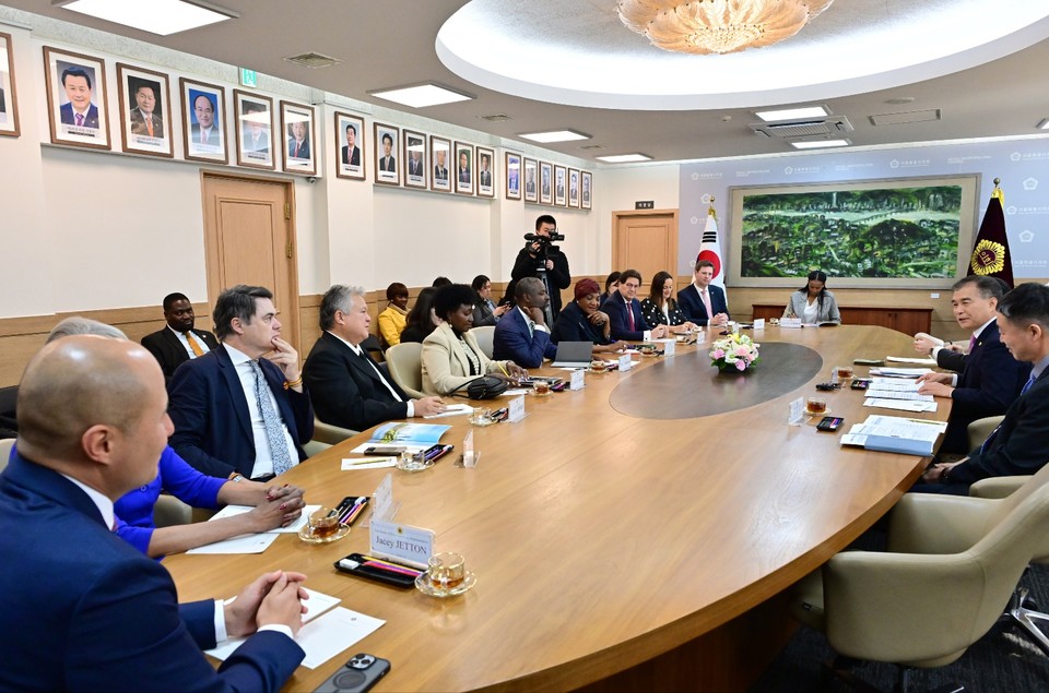 김현기 의장이 9개국 상하원 의원 등과 면담하고 있다. 사진=서울시의회