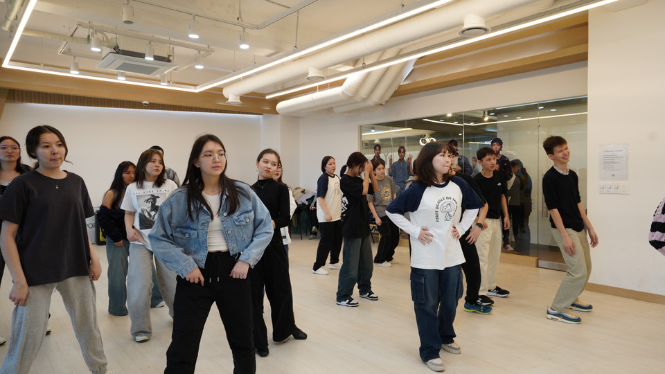 NIS 학생들이 케이팝 댄스 클래스에 참여하고 있다. 사진=한국관광공사