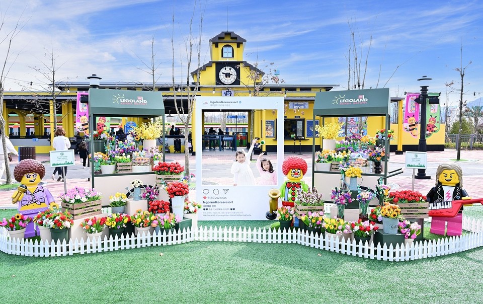 LEGO 시티 광장에 위치한 수백 송이 레고 꽃으로 장식된 ‘플라워 팝업 마켓’. 사진=레고랜드 코리아