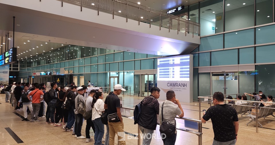 베트남 나트랑 깜란 공항에서 한국 여행객을 기다리는 현지 가이드들. 사진=손진석 기자