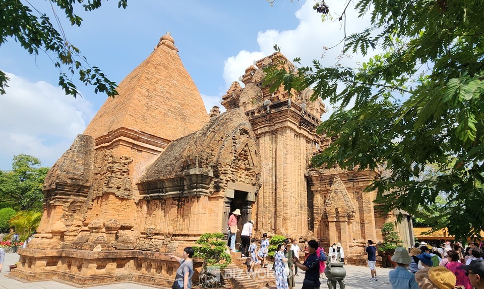 언덕 최상층 사원 탑 지역에 있는 포나가르 사원 모습. 사진=손진석 기자