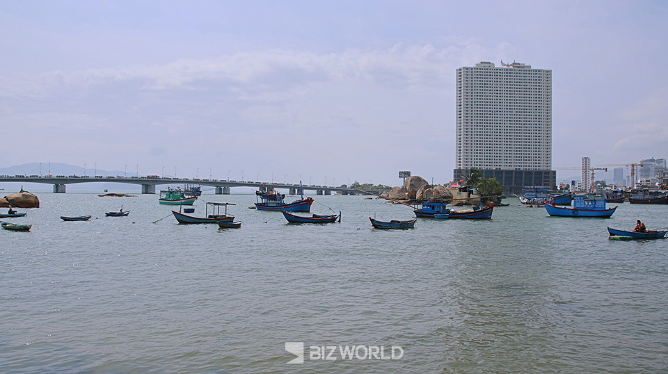 포나가르 사원을 가기 위해 카이강 (Cai River)을 지나가야 한다. 강 가운데는 점을 치는 점집이 있다. 사진=손진석 기자