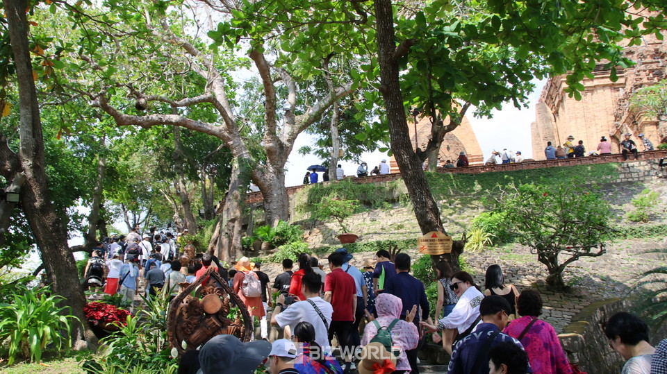 게이트 타워가 있던 자리지만 없어 지고, 중층(2층)으로 이어지는 돌계단만 남아 관광객들의 통로로 이용되고 있다. 사진=손진석 기자