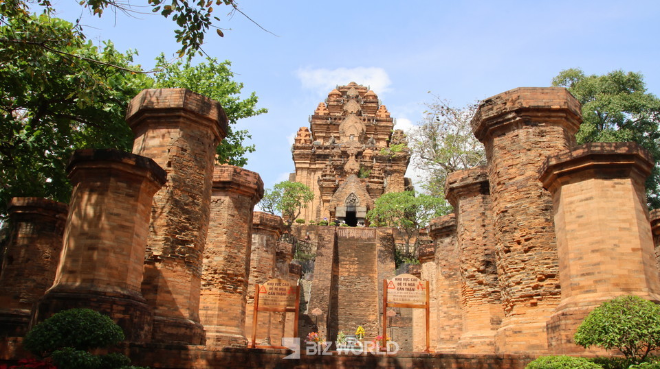 큰 기둥과 작은 8각형 기둥이 있는 현관지역인 만다파 너머로 사원 건물이 보인다. 사진=손진석 기자