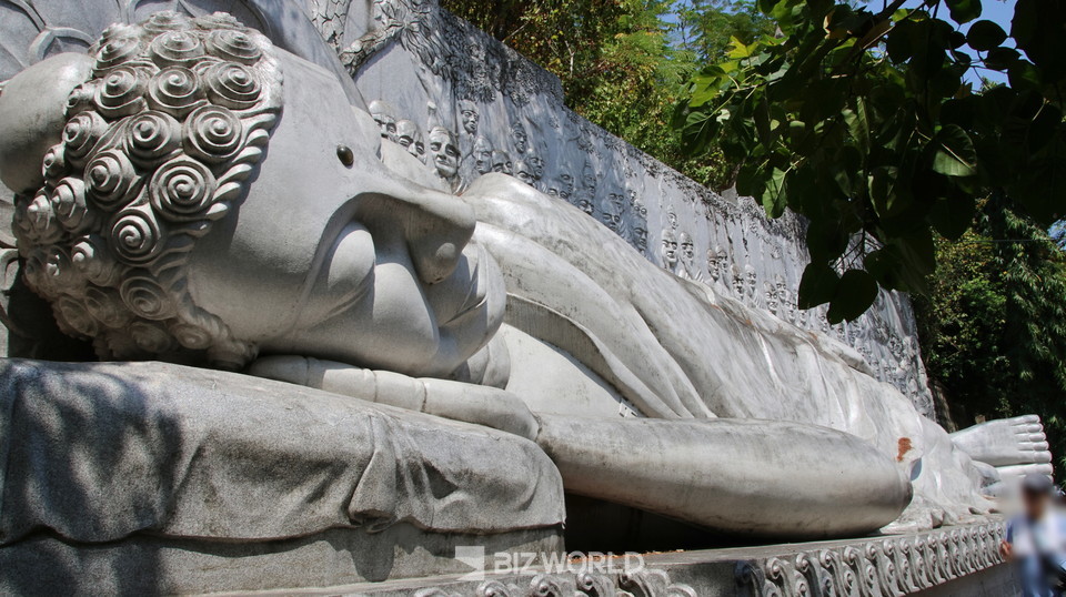 롱선사 대형 와불과 뒤로 49명의 부처님 제자가 새겨진 조형물이 보인다. 사진=손진석 기자