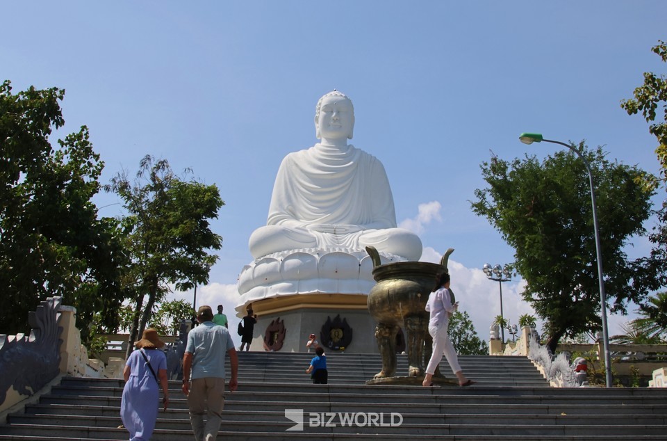 롱선사 언덕위 대불. 사진=손진석 기자