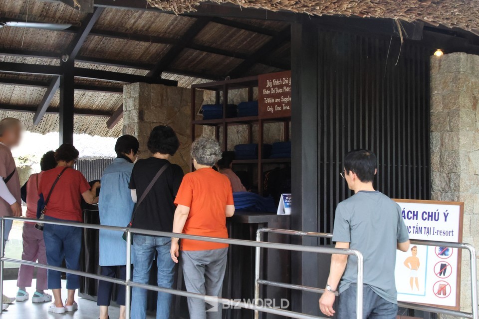 아이리조트 머스온천에 입장하기 위해 대기하고 있는 관광객들. 사진=손진석 기자