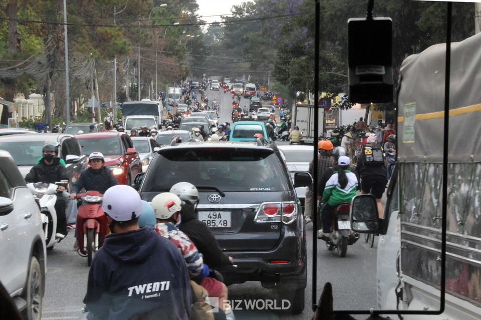 버스에서 바라본 달랏의 퇴근시간 풍경. 사진=손진석 기자