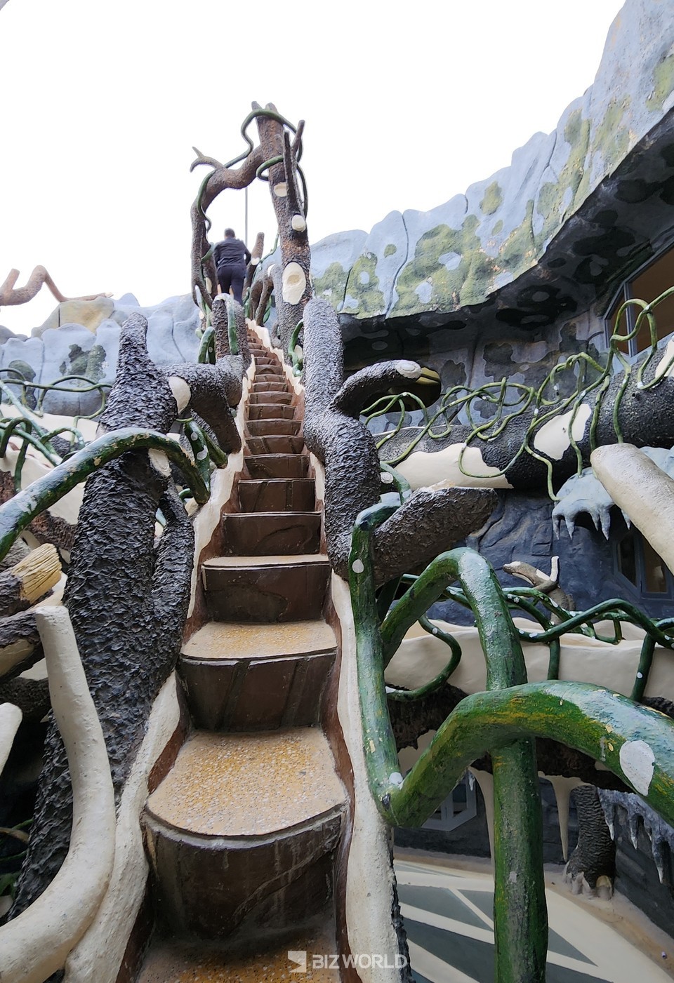 크레이지 하우스 지붕으로 올라가는 계단. 사진=손진석 기자