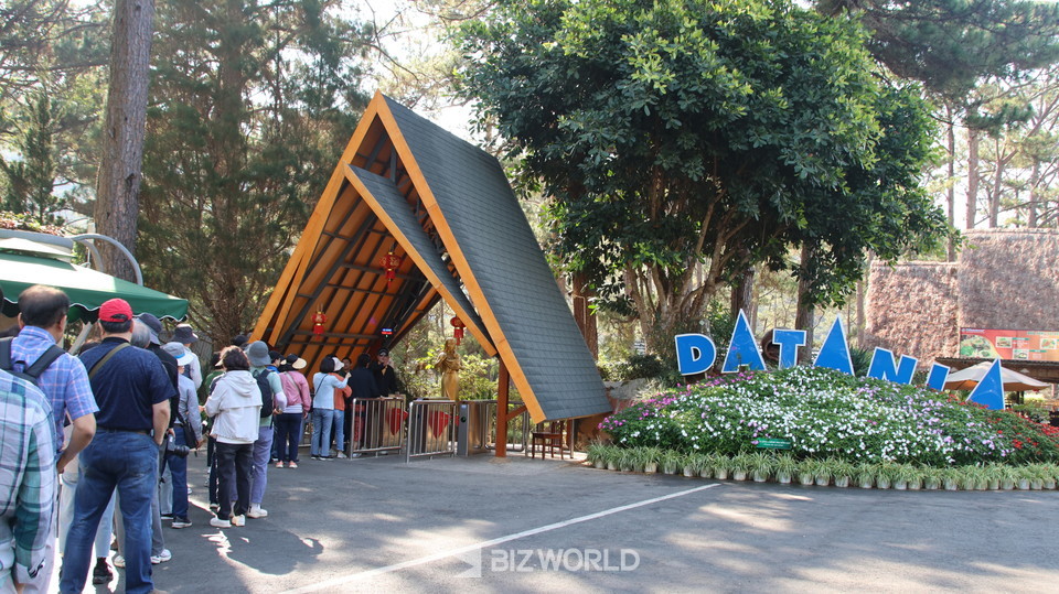 다딴라 폭포 입구에서 입장을 기다리는 관광객들. 사진=손진석 기자