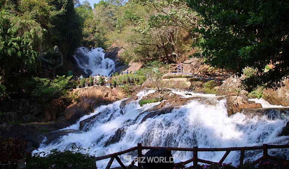 레일바이크 탑승장을 나오면 만나는 폭포 모습. 사진=손진석 기자
