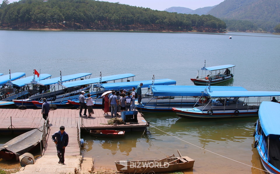 관광객을 태우고 있는 뚜옌람 호수의 배. 사진=손진석 기자