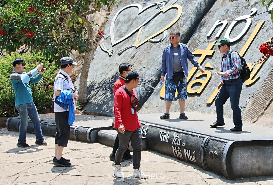 7080 한국 가요가 나오자 흥이 오른 관광객이 댄스타임을 즐기고 있다. 사진=손진석 기자