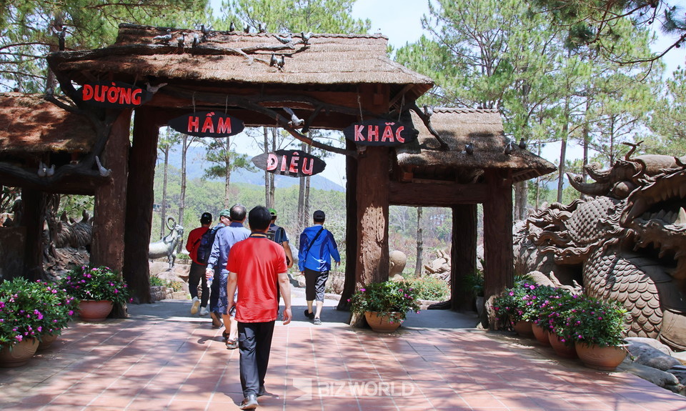 용 조각 머리가 관람객을 맞이 해주는 진흙공원 입구. 사진=손진석 기자