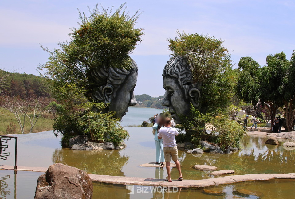 진흙공원 사진명소인 랑과 비엥 얼굴동상 앞에서 사진을 촬영하고 있는 관광객. 사진=손진석 기자