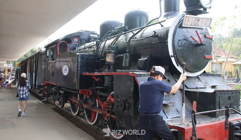 달랏 기차역에 전시 중인 증기 기관차에 관광객이 기념 사진을 촬열하려고 올라가고 있다. 사진=손진석 기자