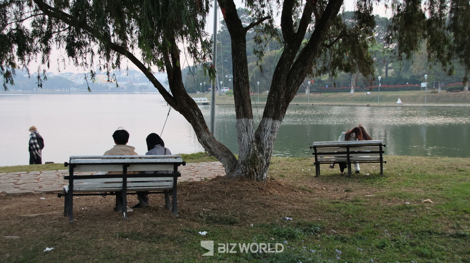 저녁시간에 쑤엉흐엉 호수를 찾아 여가를 즐기고 있는 현지인들. 사진=손진석 기자