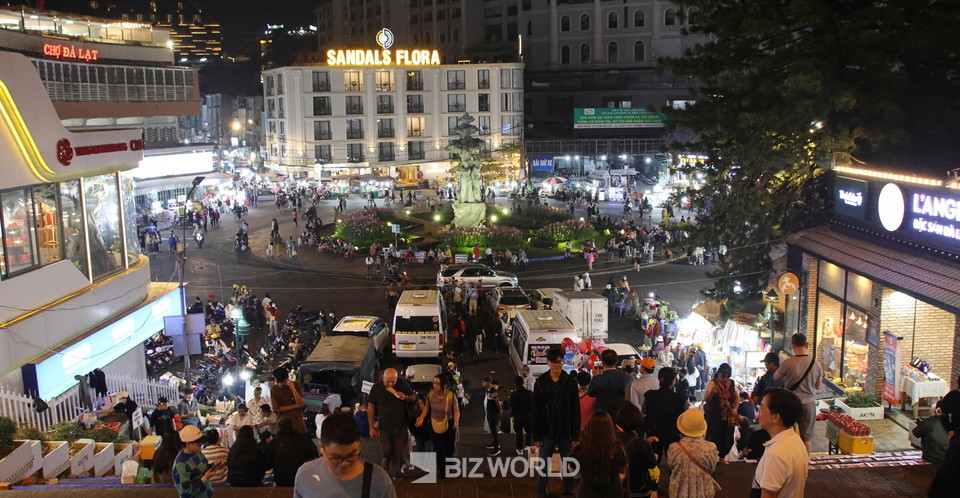 달랏 야시장 분수광장 모습과 바로 옆 계단의 가게들. 사진=손진석 기자