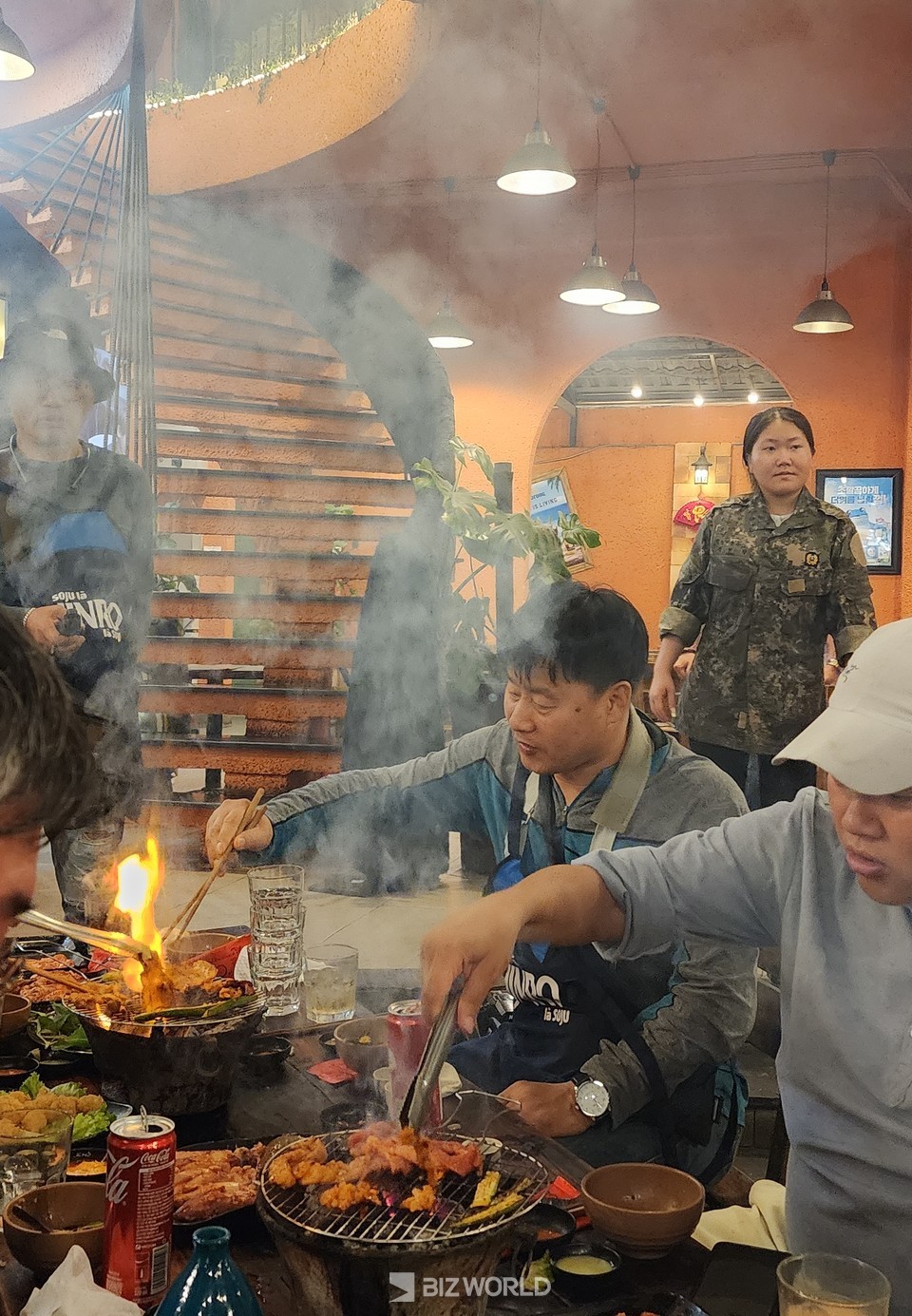 현지식당의 인기 구이 메뉴가 연기를 피워 올리며 맛있게 구워지고 있다. 사진=손진석 기자