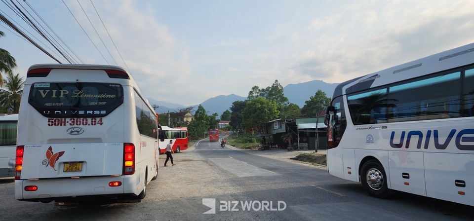 나트랑에서 달랏으로 가기위해 쉬어가는 베트남 현지 휴게소에서 바라본 럼비엔 고원. 사진=손진석 기자