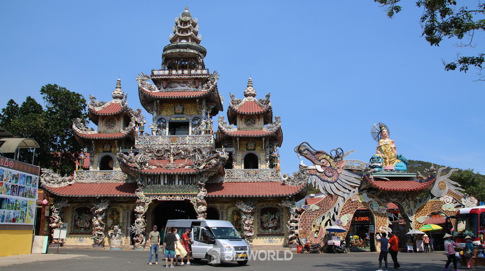 현지 가이드가 림프억 사원을 깜짝일정에 넣어 관람을 시켜주었다. 사진=손진석 기자