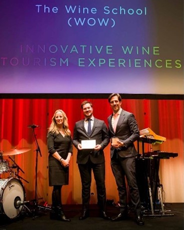 ‘베스트 오브 와인 투어리즘 어워드’에서 ‘와인 스쿨(The Wine School)’이 '와인 관광 혁신상’ 을 수상하고 기념 사진을 촬영하고 있다. 사진=WOW