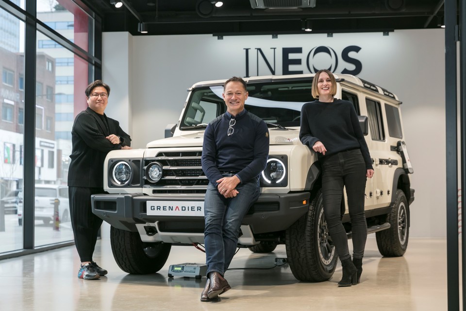 차봇모터스 정진구 대표(왼쪽부터)와 이네오스 오토모티브 CEO 린 칼더, 이네오스 오토모티브 아태지역 총괄 사장 저스틴 호크바가 이네오스 그레나디어 서비스 서울에서 기념 사진을 촬영하고 있다. 사진=이네오스 오토모티브