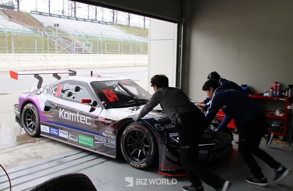 서한GP 정의철 선수가 테스트 주행을 위해 트렉으로 이동 중이다. 사진=손진석 기자