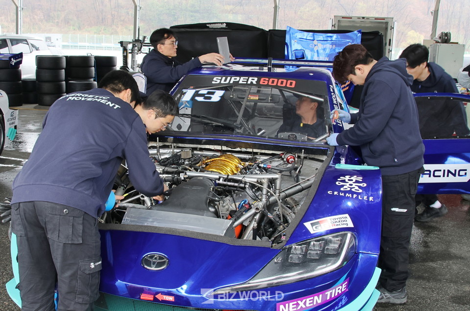 오네 레이싱팀 미케닉들이 차량을 점검하고 있다. 사진=손진석 기자