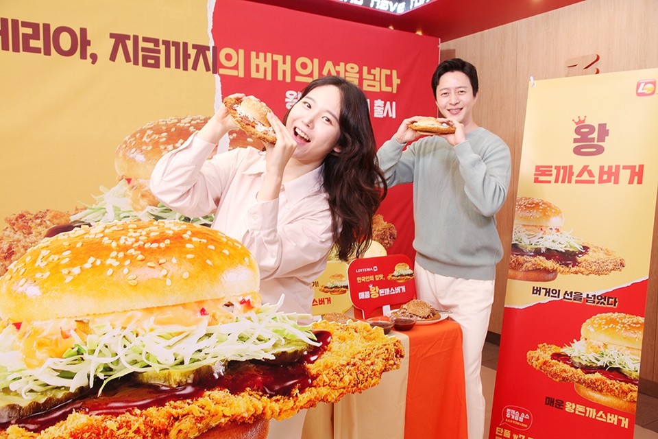롯데GRS(대표 차우철)에 따르면 버거 프랜차이즈 브랜드 롯데리아에서 올해 출시한 ‘전주비빔라이스버거’와 ‘왕돈까스버거’가 160만개 이상 판매되며 전체 매출을 견인하고 있는 것으로 나타났다. 참고사진=롯데GRS