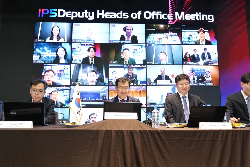 특허청은 4. 9.(화) 오후 8시, 오는 6월 서울에서 열릴 선진 5대 특허청(IP5)(한국, 유럽, 일본, 중국, 미국) 청장회의 의제를 사전조율하기 위한 ‘선진 5대 특허청(IP5) 차장회의’를 화상으로 개최했다. 김시형 특허청장 직무대리(왼쪽에서 두 번째)가 ‘선진 5대 특허청(IP5) 차장회의’를 화상으로 진행하고 관계자들과 기념촬영을 하고 있다. 사진=특허청