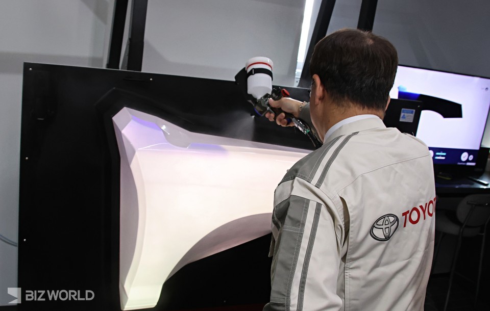 트레이닝 아카데미 4층에 있는 도장용 시뮬레이터 시연을 하고 있다. 사진=손진석 기자