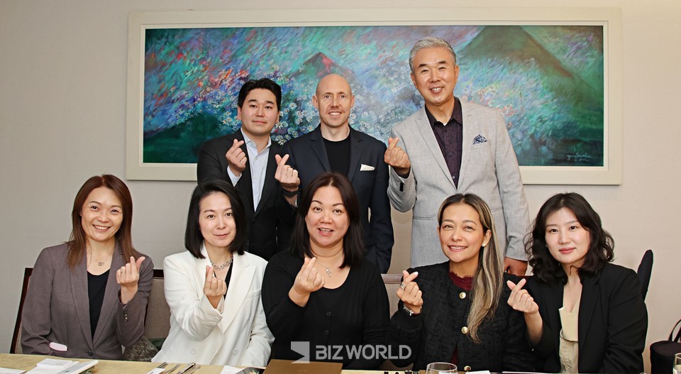 로즈우드 호텔 그룹 홍콩 본사의 랜더 쿵 글로벌 영업 담당 기업 이사(우측부터 세 번째)와 이재욱 에어로‧원 CEO(뒷줄 우측 첫 번째)등 뉴 월드 호텔 관계자들 기념사진을 촬영하고 있다. 사진=손진석 기자