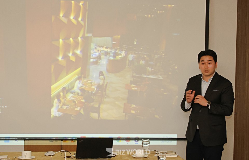 이태훈 차장이 뉴 월드 사이공 호텔에 대해 소개하고 있다. 사진=손진석 기자