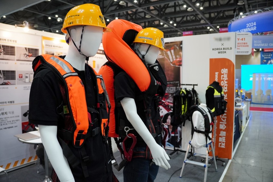 휴먼 세이프티 솔루션 기업 세이프웨어는 기술력을 바탕으로 스마트 추락보호 에어백 C3 등을 개발·공급하고 있다. 사진은 지난 2월 ‘2024 코리아빌드위크'에 참가한 세이프웨어 부스 모습. 사진=세이프웨어