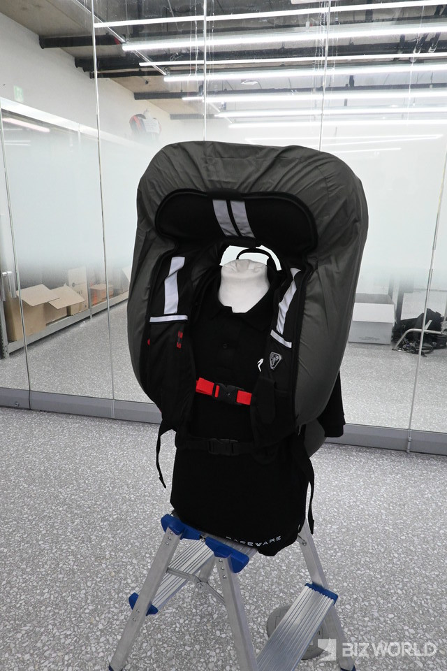 세이프웨어의 스마트 추락보호 C3는 착용자의 신체 주요 부위를 보호하는 스마트 안전장비다. 사진=황재용 기자