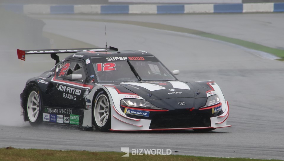 12번 황진우 선수가 슈퍼6000 개막전 예선전에서 폴포지션을 차지했다. 사진=손진석 기자