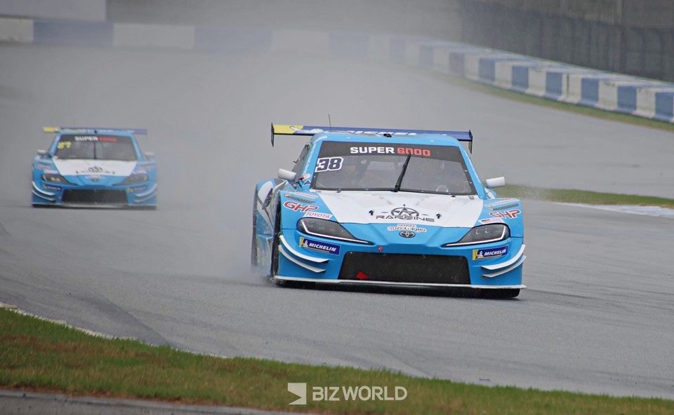 38번 박규승 선수가 슈퍼6000 예선에서 역주하고 있다. 사진=손진석 기자