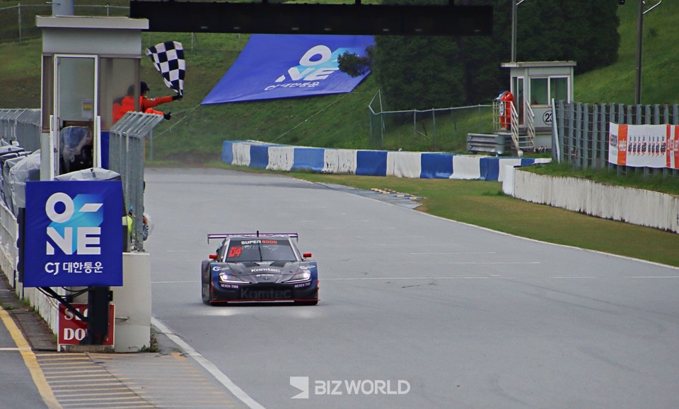 서한GP 정의철 선수가 2024 오네 슈퍼레이스 슈퍼6000 클래스 개막전에서 가장먼저 체커기를 받고 있다. 사진=한국모터스포츠기자협회
