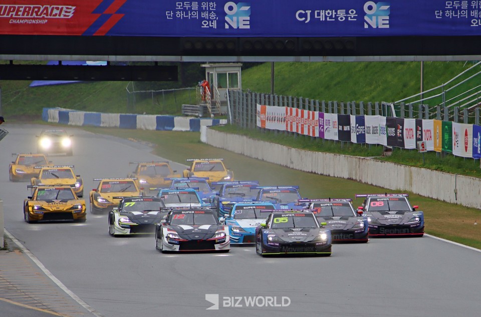 슈퍼6000 클래스 개막전 출발장면. 사진=한국모터스포츠기자협회