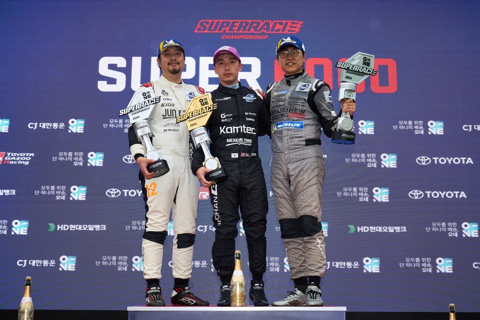 1라운드 포디엄에 오른 황진우(왼쪽), 정의철(가운데), 박규승(오른쪽). 사진=슈퍼레이스