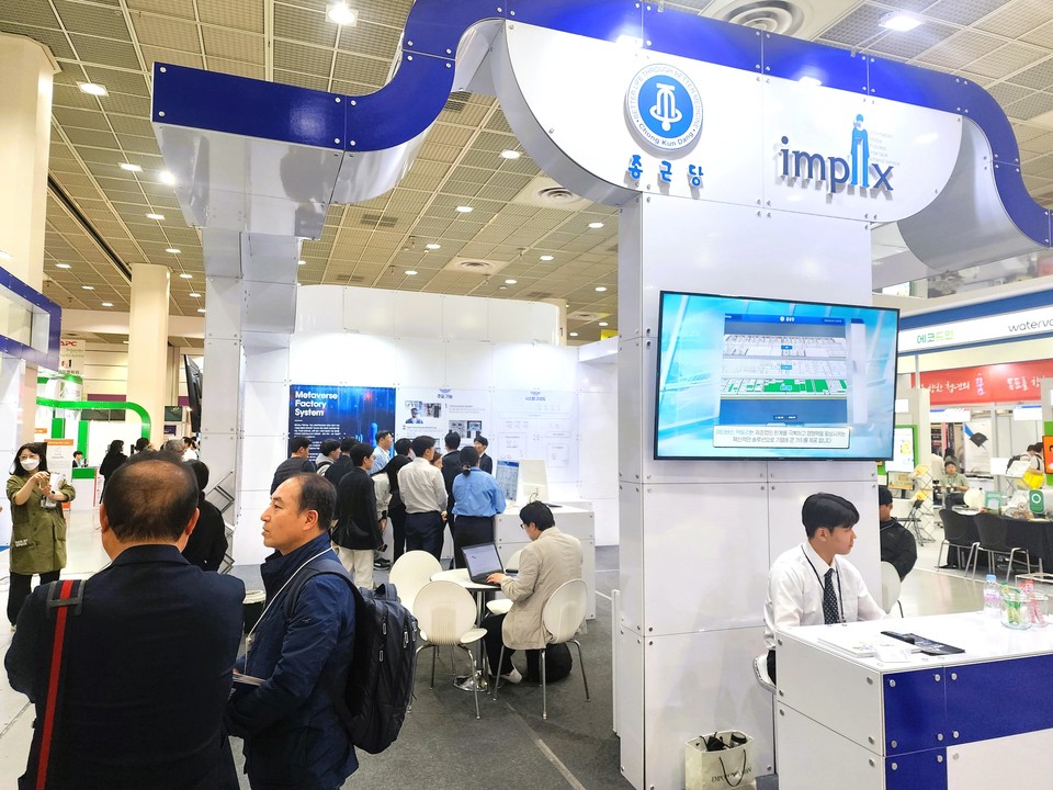 지난 17일부터 19일까지 서울 삼성동 코엑스(COEX)에서 열린 ‘2024 World IT Show’ 현장에 조성된 종근당 메타버스 팩토리 전시 부스. 사진=종근당