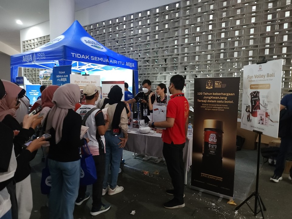 지난 20일 인도네시아 초청 친선 배구경기가 열린 자카르타 아레나경기장에서 관람객 들이 정관장 제품과 샘플키트를 받기위해 기다리고 있다. 사진=KGC인삼공사